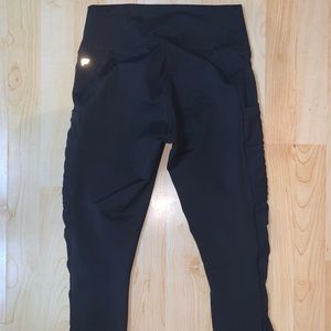 Fabletics Mila High-Waisted Pocket Capri Black M
